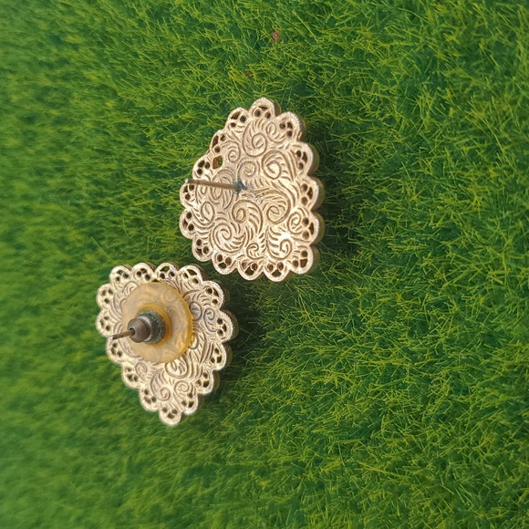 Gold-Tone Heart Lace Doily Pearl Stud Earrings - Women Jewelry E104 - Picture 2 of 3